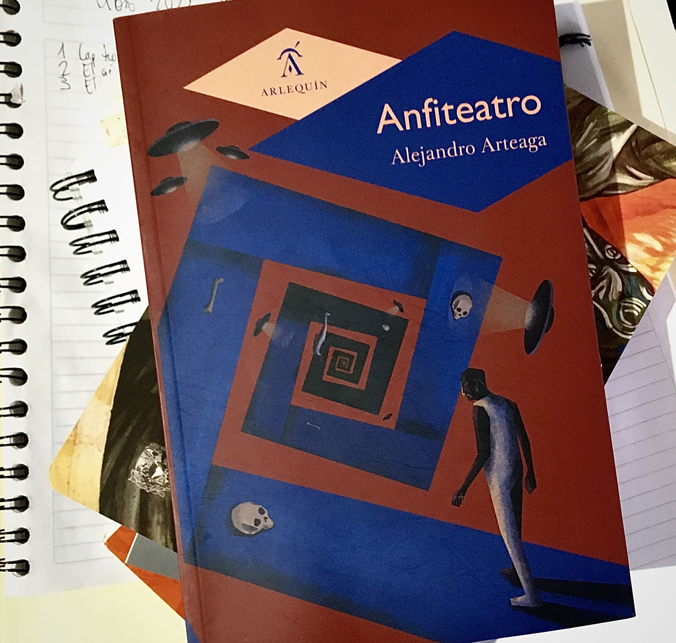 Aprender sobre la marcha a escribir la novela que se ha planteado”,  conversación con Alejandro Arteaga sobre Anfiteatro – SENALC
